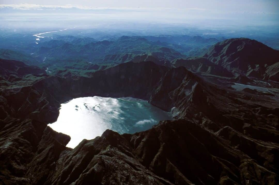 ナショナルジオグラフィックさんのインスタグラム写真 - (ナショナルジオグラフィックInstagram)「Photo by Ed Kashi @edkashi | An aerial view of Mount Pinatubo's crater and the surrounding terrain still shows the scars of eruption, including vast tracts of lahar lava flows that created an eerie lunar landscape. Philippines, 1999. #mtpinatubo #philippines #volcano #eruption #landscape」11月11日 13時33分 - natgeo