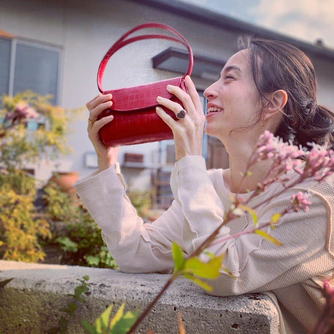 菊井亜希さんのインスタグラム写真 - (菊井亜希Instagram)「トアに会いに来てくれた田中夫妻🥺♡ えーこちゃんの愛で満たされた日❤️ @eiko_tanaka  ふたりの赤ちゃんに会える日が楽しみだよ♡ 出産頑張ってね🥳  大好きな @solovofficial の サーマルドレスは毎日着たいくらいヘビロテ！着心地もデザインも、授乳中の私には手離せないドレス♡ 赤のBOHO mini BAG😍このサイズ感もたまんない♡」11月11日 13時42分 - bollywoood