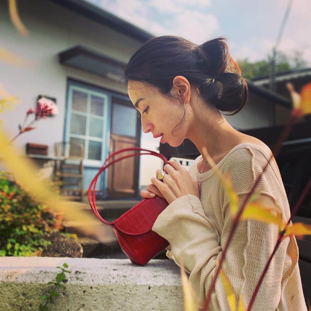 菊井亜希のインスタグラム：「トアに会いに来てくれた田中夫妻🥺♡ えーこちゃんの愛で満たされた日❤️ @eiko_tanaka  ふたりの赤ちゃんに会える日が楽しみだよ♡ 出産頑張ってね🥳  大好きな @solovofficial の サーマルドレスは毎日着たいくらいヘビロテ！着心地もデザインも、授乳中の私には手離せないドレス♡ 赤のBOHO mini BAG😍このサイズ感もたまんない♡」