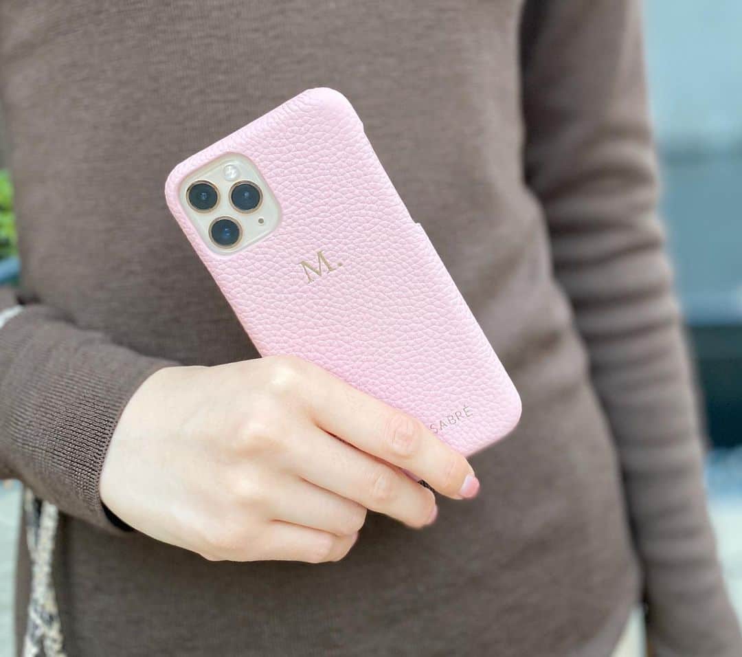 橋本まゆのインスタグラム：「iPhone case♡﻿ 財布に合わせてベージュにするか迷った結果 ﻿ピンクにしました🌸 思った以上に可愛いくて満足 ﻿ 色の種類も豊富でギフトにも使えそう♡﻿ ﻿ #maisondesabre#iphonecase#handmade﻿#iPhoneカメラ#ポートレート」