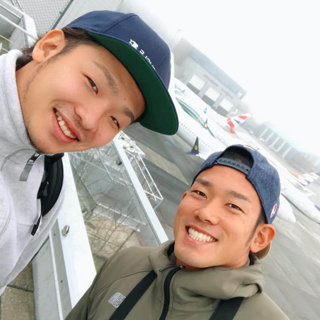 藤田航生のインスタグラム：「今日は休みだったのでBoeing✈️の工場に行きました。 広すぎて機体がデカすぎてビックリ‼️ ダウンタウンの夜の街並みすごい綺麗だったな〜 いい場所でした！  健さん オースティン ヒューゴ ありがとうございました  #boeing #飛行機 #でかい #広すぎ #夜の街並み」