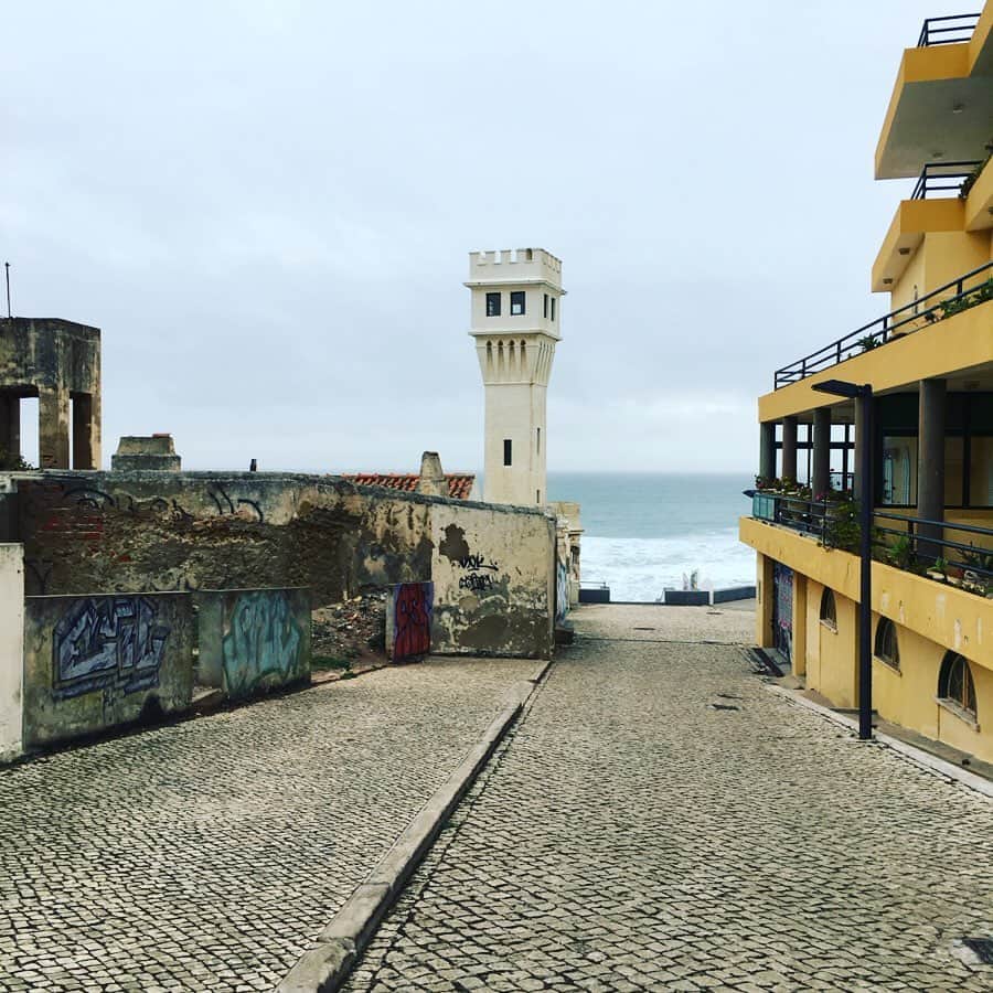 今村沙緒里さんのインスタグラム写真 - (今村沙緒里Instagram)「ポルトガル日記🇵🇹 会議のあとSanta cruzへ。 海の街。曇り空。(監督が雨男🐶) 本当はダメだけど… ペイントがされていて 私はこのmix感好きでした☺︎ ・ Santa Cruz at Portugal！ Beautiful and interesting place🦄 ・ #portugal #santacruz #sea #architecture #street #サンタクルス #檀一雄さん #ストリート」11月11日 13時44分 - saorix13