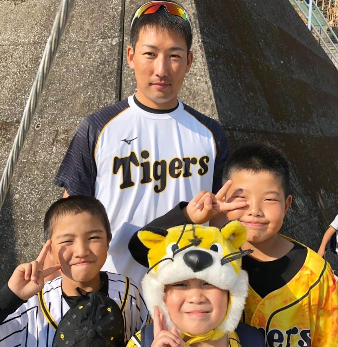 阪神タイガースさんのインスタグラム写真 - (阪神タイガースInstagram)「週末も沢山のファンの方にお越し頂いた安芸キャンプ。今日も各地から応援しに来てくれています^ ^ #岩崎優 選手 #即席サイン会 ジャージを着たちびっこ達も応援に来てくれました！ #阪神タイガース #秋季キャンプ」11月11日 13時47分 - hanshintigers_official