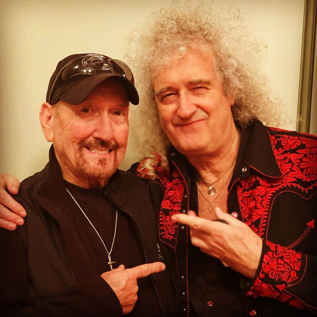 ブライアン・メイさんのインスタグラム写真 - (ブライアン・メイInstagram)「Me with the Boss Man !!! The one and only Godfather of Rock and Roll String Bendin’ - James Burton.  Doin’ lots of talkin’ before we get down to the rockin’ tomorrow.  Ouch !!! Still pinchin’ myself a little bit ... Bri」11月11日 14時16分 - brianmayforreal