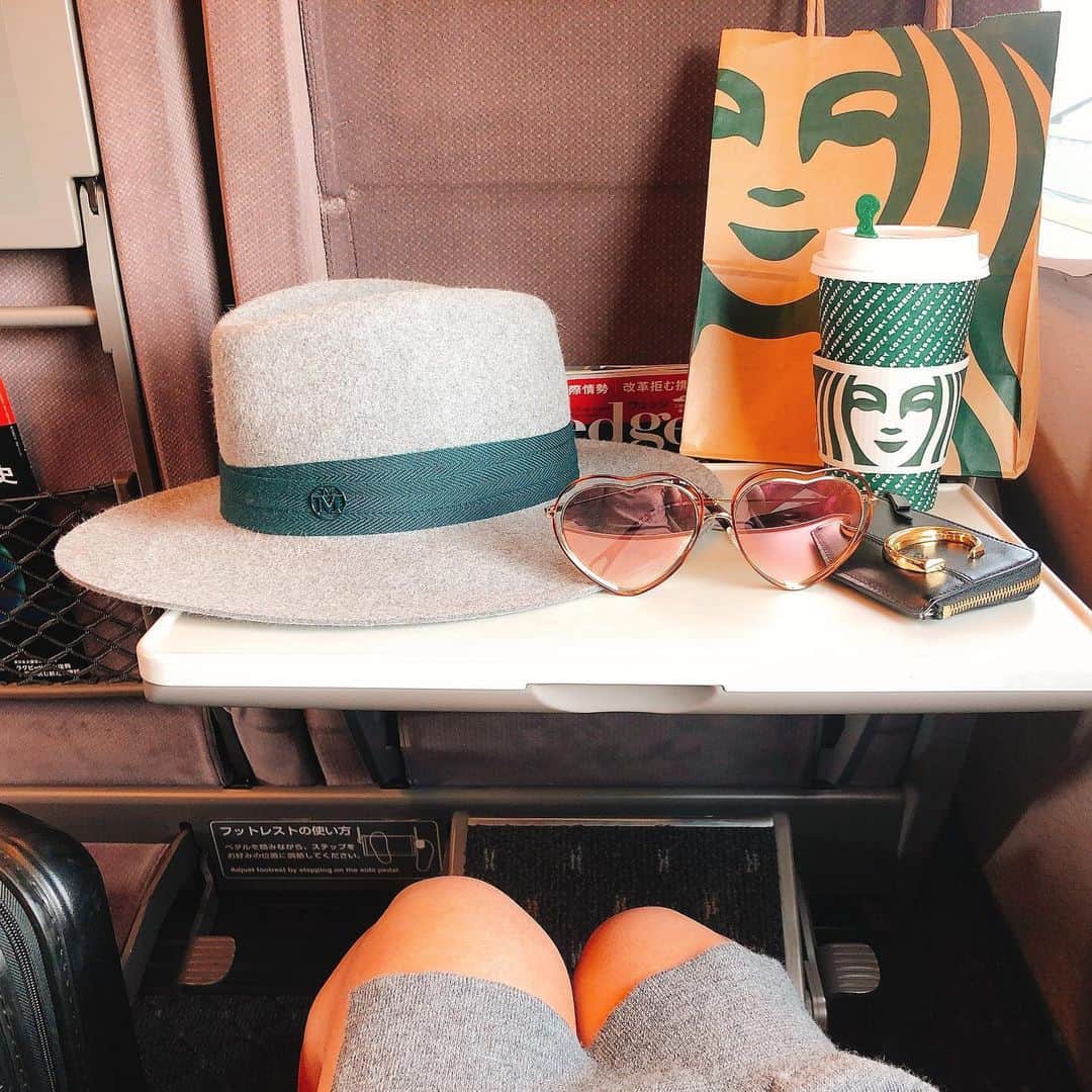 のインスタグラム：「#offto #TOKYO  #ootd #outfitoftheday #outfit dress,sunglasses,purse #chloe  #hat #maisonmichel  今日はグレーでコーデ。 #気がつけばクロエばかり #ミニ財布お気に入り #オススメ @iza_official #instorenow  今週はずっと東京です。 行ってきまーす。 #abouttoday #izastagram」