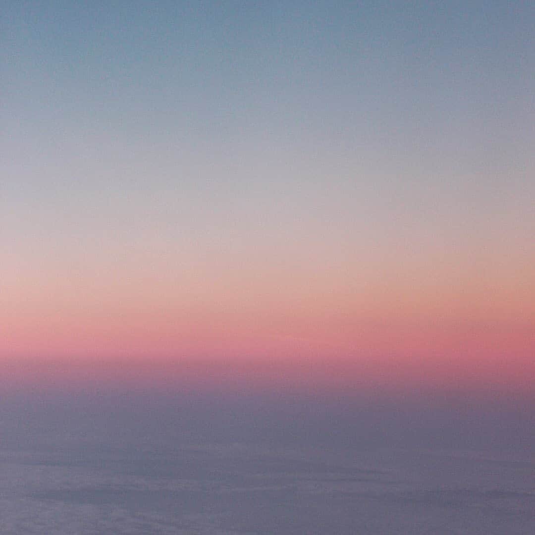 KEINA HIGASHIDEさんのインスタグラム写真 - (KEINA HIGASHIDEInstagram)「5年前の今日は、 アイスランド上空から きれいな空を見ていた日。」11月11日 14時35分 - keina_higashide