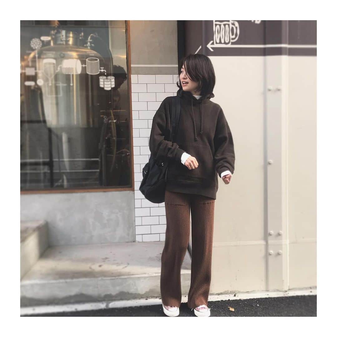 上村若菜のインスタグラム：「早速私もニットパンツの日。 . ブラウンに足元はあずき色。 . ニットパンツ…#pheeny  スウェット…#filmelange  ハイネック…#uniqlo リュック…#greish  スニーカー…#converse . #wakameswardrobe #カジュアルコーデ #ニットパンツ #ママコーデ #このニットパンツは撮影でもお借りしたもののモデルさんの体型とのバランスで残念ながら使えなかったブランドのもの #あとは扉のページで使ったニットパンツもgetしました👖」
