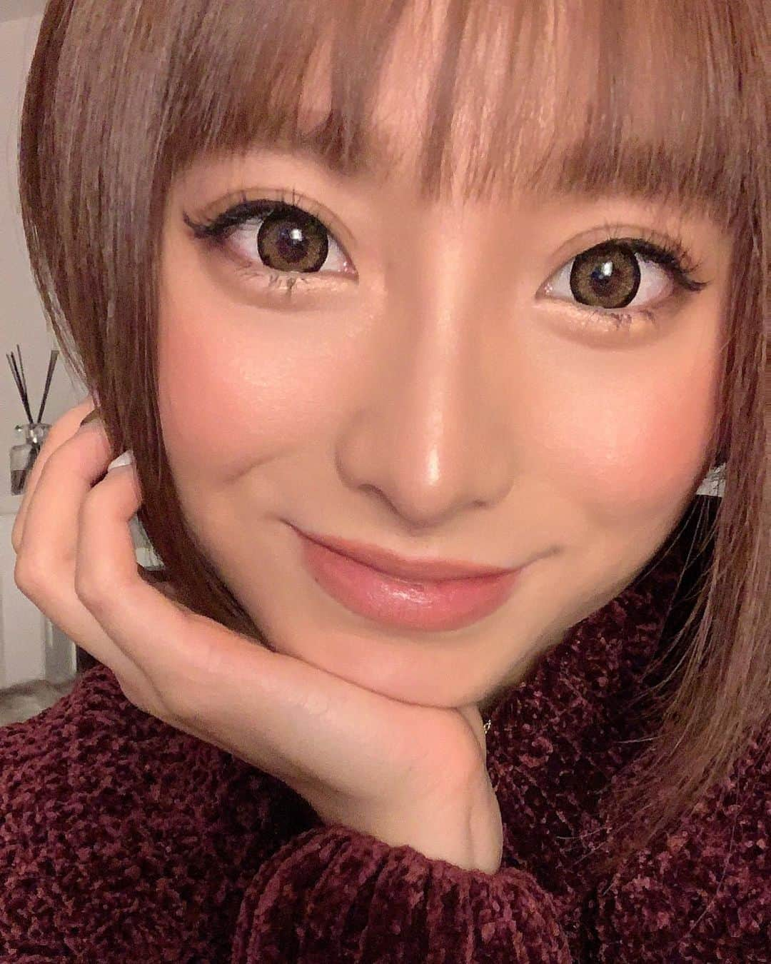 ハピネス笑舞さんのインスタグラム写真 - (ハピネス笑舞Instagram)「皆様にご報告！！ 私、今回のベストボディジャパン日本大会、棄権することにしました！  理由は、那覇のときみたいなメンタルまでどうしても自分自身が持っていくことができなかった。その中途半端なかんじで大会にでるのがものすごく嫌で、でもインスタとか私生活で自分自身に追い込みかけて、やるといったからには！という気持ちで無理やりやってきたんだけど、なんのために日本大会にでるってきめたのかわからなくなって、体の前に心が壊れてしまいそうで、この何日かよくかんがえました。 ここから気持ちを立て直して大会に正々堂々でる自信が今の私にはありません。 有言実行して、自分できめたことやりきれないのはものすごく悔しいです。一番それを自身が許してこなかったから。たくさんの皆さんに応援してもらって、それでも、いまは自分自身が壊れそうで人からの見られ方とかそんなことを気にしている自分もリセットしたい。弱い自分を認めて、その弱さをみせるということが私にはずっとできなかった。かっこつけだから。  七月からずっと減量をつづけ、山あり谷ありでした。私は元々まったくメンタルが強いタイプでもないし、見た目だって自信がなかったし、食べるのが大好き。それでもボディメイクにであって、「人間努力すれば変われる」ってことをたくさん実感することができました。とても辛くて泣きながらトレーニングしたり、泣きながら減量食をたべたり、ほんきできつかったときもあった。でもとてもとても楽しかった！変わっていく身体が嬉しかった！物事に対する考え方も変わって、人生も変わりました。  大会まであと一歩じゃんといわれるのは覚悟だけど、それ以上に、ここが今の私の限界なんだと思います。 今年の大会へのチャレンジはここで終了したいと思います。 たくさんの応援を本当に本当にありがとうございました。 フォロワーのみなさま、職場のみんな、家族、友達、お客様方、みなさんに支えられて本当にわたしは前だけをみて進んでこられました。 最後まで走りきれなくて本当に申し訳ありません。そして、この長い間、応援ありがとうございました。  また来年、私は強くなってまたボディメイクをして、正々堂々と大会に挑みます。必ず。  2019,11,11 長谷川笑舞  #smile#love#fashion#girl#六本木#銀座#歌舞伎#北新地#中洲#すすきの#大阪#北海道#キャバ嬢#長谷川笑舞#バルセロナ#桃李#おっぱい#巨乳#カジュアル#仲良し#ジム#札幌#劇団桃李#happiness#ダイエット#ベストボディジャパン #bbj日本大会#筋肉#筋トレ女子#棄権」11月11日 14時30分 - egkn_115