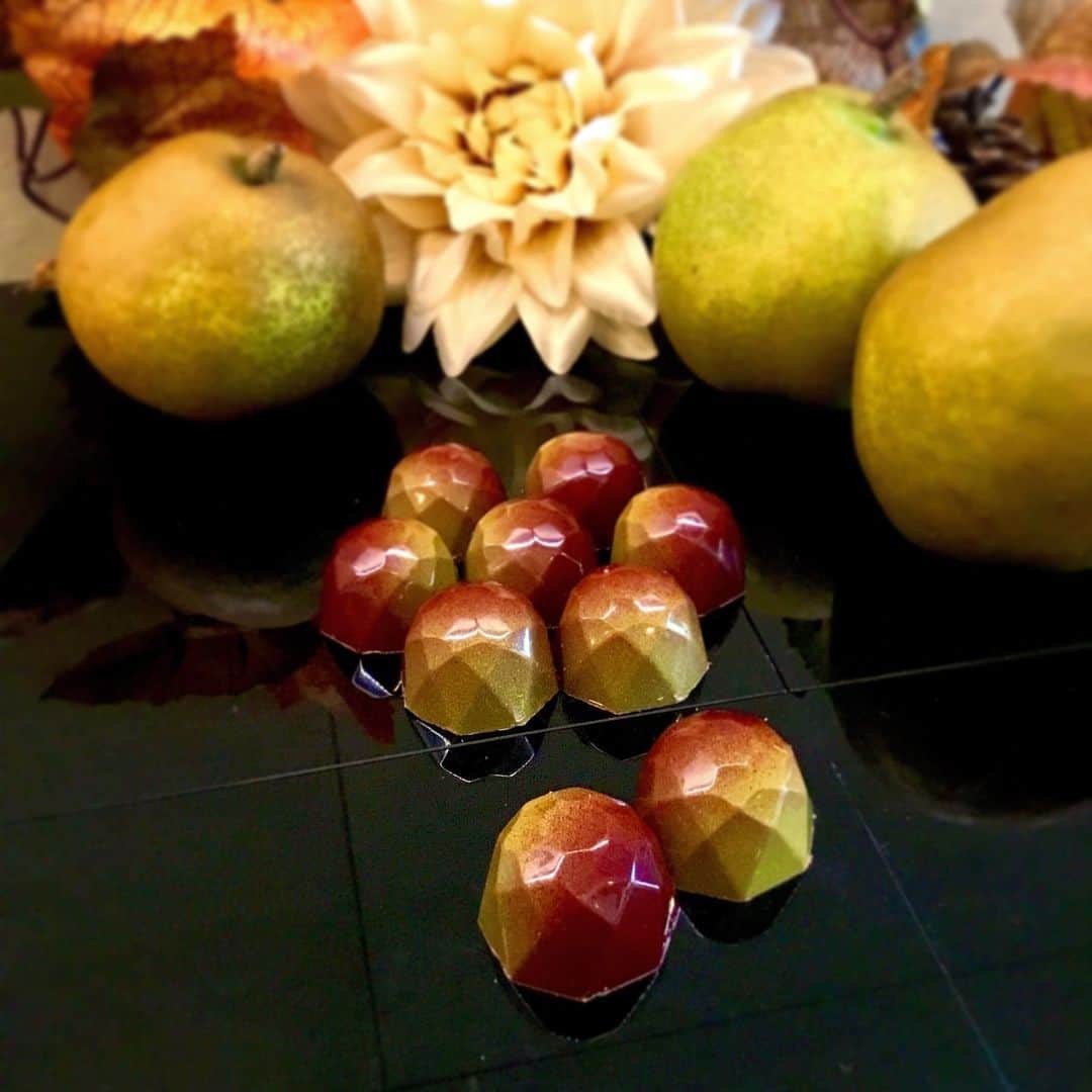 Salon de Royal Kyotoさんのインスタグラム写真 - (Salon de Royal KyotoInstagram)「皆様こんにちは。 サロンドロワイヤル京都でございます。 ・ だんだんと山や木々の色合いもオレンジになって、より一層秋らしくなって来ましたね🍁 ・ ・ 本日は今月のボンボンショコラ『マロンポワール』のご紹介をさせていただきます🍐🌰 ・ ・ 『マロンポワール』は 香りのよい洋ナシを使用した優しい酸味のジュレと柔らかで濃厚なマロンのガナッシュの二層タイプのボンボンショコラでございます♬ コーティングはミルクチョコレートでまろやかに♪♪♪ お紅茶ととても相性の良いチョコレートです🌰🍐 ・ ・ ・ ・ ・ 皆さまのお越しを心よりお待ちしております✨ #サロンドロワイヤル京都店 #サロンドロワイヤル #京都 #京都スイーツ #ボンボンショコラ #京都カフェ #チョコレートショップ #ショコラトリー #パティスリー#京都鴨川納涼床 #チョコレート #チョコ #ショコラ #chocolate #chocolat #chocolatier#salonderoyal #栗#クリ#くり#洋ナシ#洋梨#poire#pear#maron」11月11日 14時33分 - salon_de_royal_kyoto