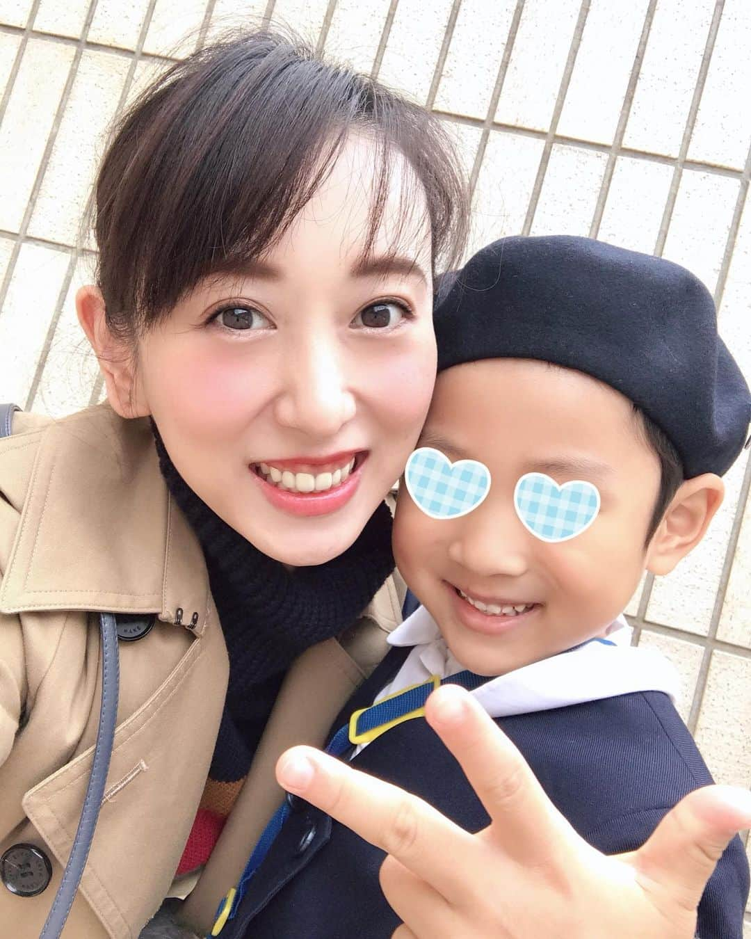 中西麻里衣さんのインスタグラム写真 - (中西麻里衣Instagram)「今日は次男と親子観劇会🤹🏻‍♂️ 『ままと行きたい❗️』と行ってくれて、人形劇の間。手をつないで見てました☺️ 妹をとっても大切にしてくれていて、いつでも抱っこしてくれる兄👏 土曜には長男の小学校の展覧会を見に行き、彼の優しい性格があらわれた作品をみて夫婦でほっこり♡ 気がつけば兄2人から抱っこして。と言われなくなったなぁと思い…この前してみたら重すぎてびっくり💦 兄達との時間も大切にしなきゃいけないなと感じる日々です😌 #三兄弟ママ#小学生ママ#幼稚園ママ#0歳児ママ#基本カオス#親子観劇会#展覧会#行事色々#成長#超絶抱っこマン#3人目のアピール力#なかなかの威力#優先順位#これが難しい#5人家族#がんばろう」11月11日 14時40分 - 87marii