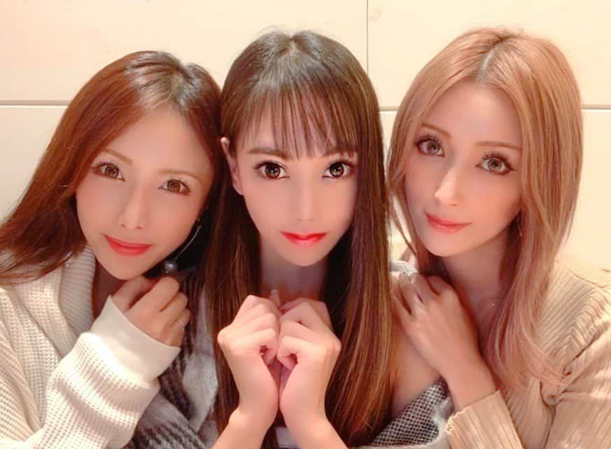 のインスタグラム：「みさきちゃんとちはちゃんと一緒に東京ミッドタウン日比谷のお洒落なパン屋さん『JEAN FRANCOIS』で女子会カフェタイム☕️💕 ﻿ ﻿ 美容の事とか東京２３区内の美味しいレストランの事とか色んな事を教えくれる素敵なお友達✨﻿ ﻿ ここ１年間は毎月逢えてる気がするからタイミングも良きです❤️﻿ ﻿ #東京﻿ #日比谷﻿ #東京ミッドタウン日比谷 ﻿ #パン屋さん﻿ #パン屋﻿ #ベーカリーカフェ﻿ #カフェ﻿ #女子会カフェ﻿ #女子会﻿ #カフェタイム﻿ #美容﻿ #レストラン﻿ #情報交換﻿ #お友達﻿ #いつもありがとう﻿ #大好き﻿ #大切﻿ #宝物」