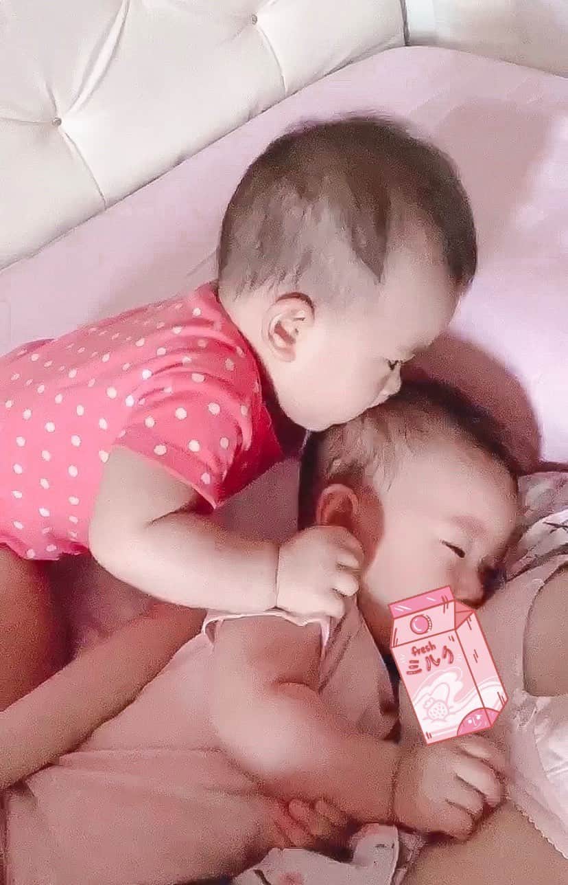 ジェシカ・ヤマダのインスタグラム：「Don’t worry, it has a happy ending for her too! 💞 Breastfeeding @jessbebes has been such an endearing experience for me 🥰 sometimes it’s hard, but most of the time, it’s just sooo precious, and lately it even gets hilarious like this. 😂 Love these mochimol so much! 🍡🍡 . #jessbebes #lifewithtwins #breastfeeding #jessshares #jessmilk」