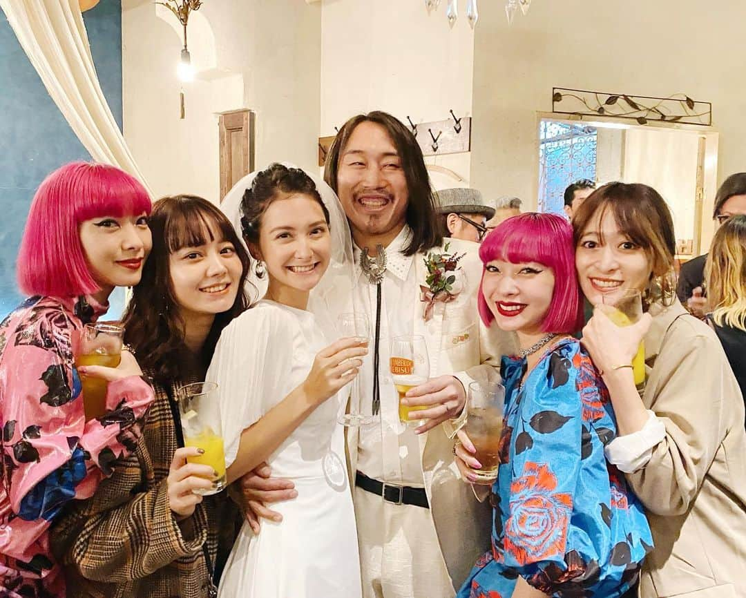 難波礼華さんのインスタグラム写真 - (難波礼華Instagram)「大好きな　@chloe.paabo の結婚式💕 クロエ登場したとき女神降臨したかと思った🥺💕 綺麗とかわいいを兼ね備えたくろたん最高🥺💕 樽酒からお酒汲んでる時のくろたんの顔が幸せそうすぎてたまらなかったよ😌🍶 式前に　@homeharajuku まつげとネイルしに来てくれたの💕ありがとう！大切な日に少しでも携わる事が出来る仕事っていいね🥺 くろたんみつくんいつもありがと❤️ 杏ちゃんと3人で末永くお幸せにね💕👨‍👩‍👦」11月11日 15時18分 - ayakanamba