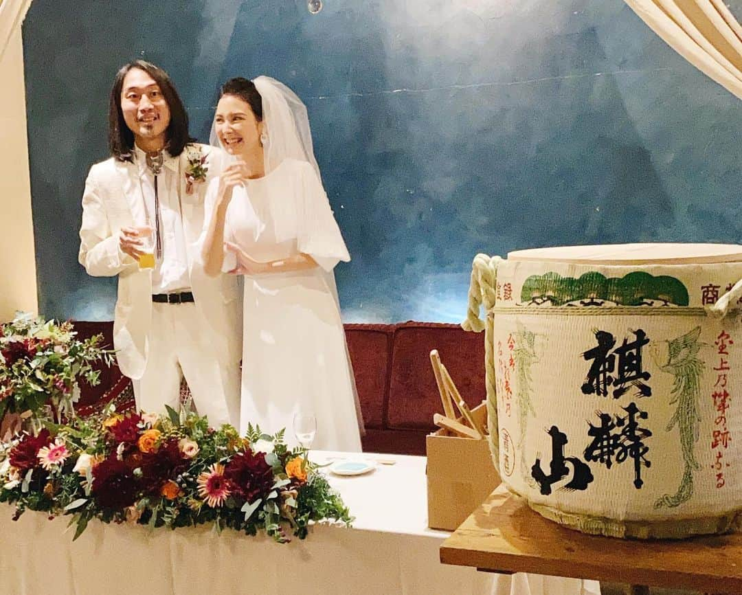 難波礼華さんのインスタグラム写真 - (難波礼華Instagram)「大好きな　@chloe.paabo の結婚式💕 クロエ登場したとき女神降臨したかと思った🥺💕 綺麗とかわいいを兼ね備えたくろたん最高🥺💕 樽酒からお酒汲んでる時のくろたんの顔が幸せそうすぎてたまらなかったよ😌🍶 式前に　@homeharajuku まつげとネイルしに来てくれたの💕ありがとう！大切な日に少しでも携わる事が出来る仕事っていいね🥺 くろたんみつくんいつもありがと❤️ 杏ちゃんと3人で末永くお幸せにね💕👨‍👩‍👦」11月11日 15時18分 - ayakanamba