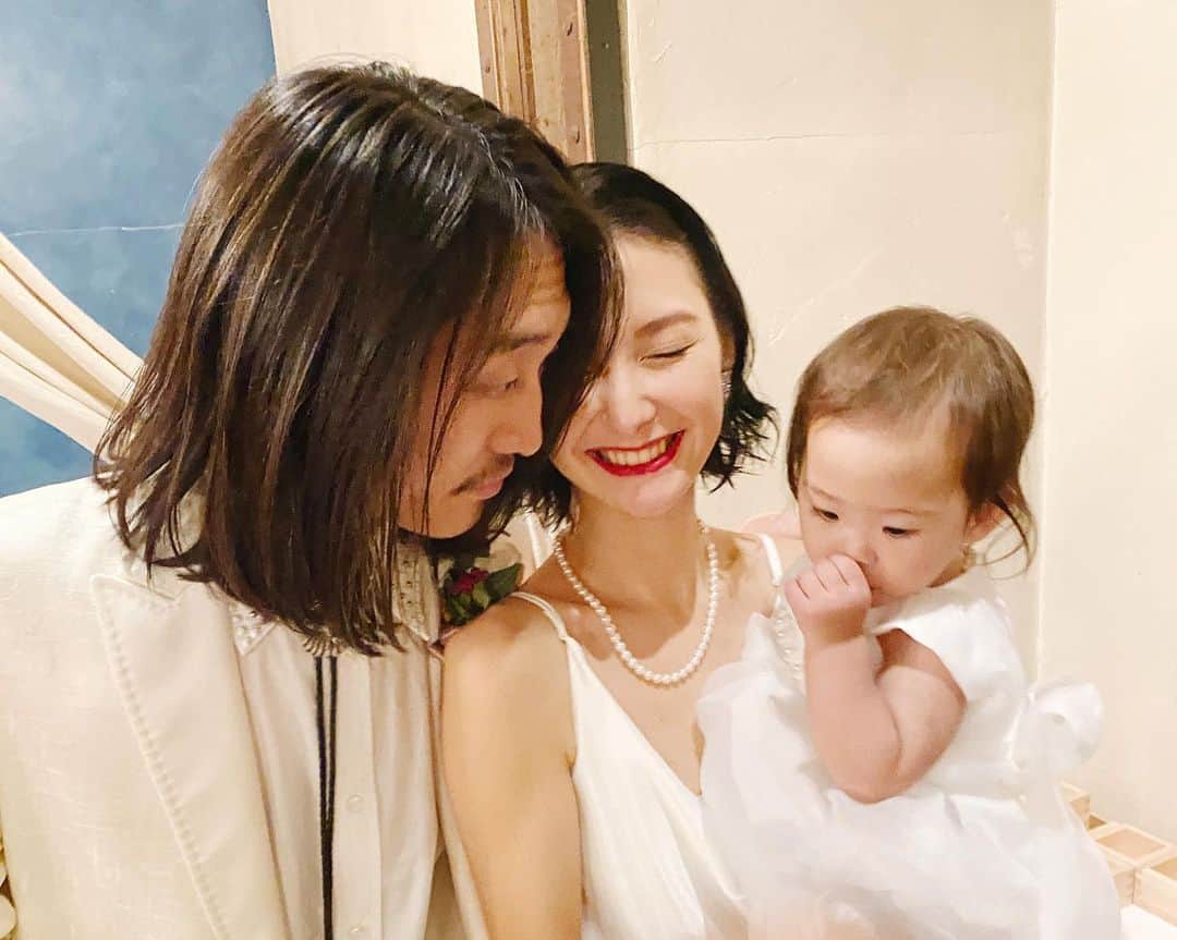 のインスタグラム：「大好きな　@chloe.paabo の結婚式💕 クロエ登場したとき女神降臨したかと思った🥺💕 綺麗とかわいいを兼ね備えたくろたん最高🥺💕 樽酒からお酒汲んでる時のくろたんの顔が幸せそうすぎてたまらなかったよ😌🍶 式前に　@homeharajuku まつげとネイルしに来てくれたの💕ありがとう！大切な日に少しでも携わる事が出来る仕事っていいね🥺 くろたんみつくんいつもありがと❤️ 杏ちゃんと3人で末永くお幸せにね💕👨‍👩‍👦」