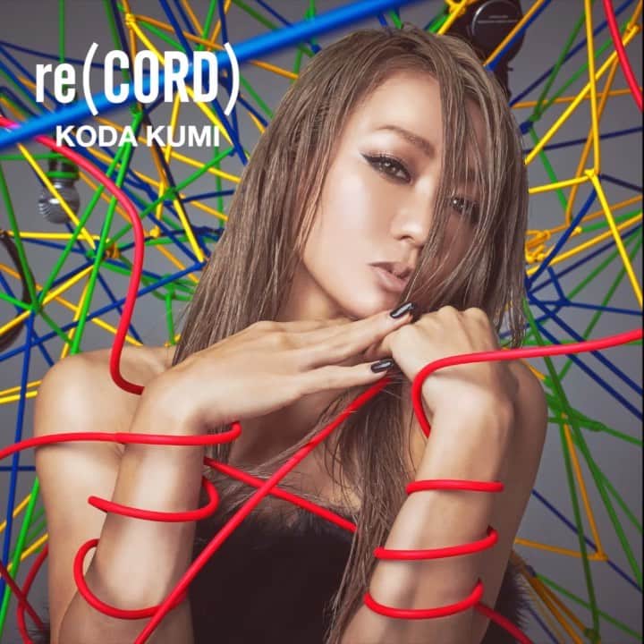 のインスタグラム：「New Album「re(CORD)」﻿ 明日フラゲ日です！やっと来ましたー！﻿ ﻿ いやー誰が待ってたって、あたしが一番待ってたしな爆笑﻿ ﻿ 今年は「"re"＝復刻」をテーマに、﻿ ツアーもお送りしてきました。﻿ ﻿ このアルバムも、もちのろん、﻿ タイトルだけではなく、作品の中でも"re"させてます！笑笑﻿ ﻿ 今の倖田來未を創り上げてきた「過去」をリスペクトした上で、「未来」へアップデートしていくというのをテーマに過去の自分も今の自分もこれからの自分も、私にとってとても大切です。﻿ 大嫌いだった時もあったけど、﻿ とても倖田來未らしい時間でしたねぇ。笑笑﻿ ﻿ 今回のアルバムで　過去の自分も感じて頂き、みんなにも、あの頃も忘れないで欲しいし心に刻んでもらえたら嬉しいなという思いもあり、一曲一曲作ってきました。﻿ ﻿ 「GOLDFINGER 2019」「Livin’ La Vida Loca」﻿ の "re"makeもこのアルバムには不可欠だったし、﻿ againも「you」「愛のうた」の"re"bornだったりと、1つ1つの作品にテーマを盛り込みました。﻿ ﻿ そして、﻿ 5曲目に収録されている「Rich & Famous feat. Sean Paul」は、﻿ 前作のアルバム『DNA」収録の「CHANCES ALL」の"re"coverになります。﻿ ﻿ みんなも大好きと言ってくれている曲を、﻿ あえて新しく生まれ変わらせることに今回挑戦して、やっとre(CORD)が完結したような気がします。﻿ Sean Paulとのコラボは2作目。(2014年「LOADED feat. Sean Paul」以来のコラボ)﻿ よりいい曲に"re"cordingされています！﻿ ﻿ 歌詞の中にある『明けない夜はない』﻿ "CHANCE"はきっと誰にでもくる﻿ だけど、グッと耐え続けなきゃいけないこともある。﻿ この20年でそんなことを覚えた気もします笑笑﻿ ﻿ 『いつどんな時も、心の中は、"Rich"でいたい﻿ どんな風になっても、私は温かい人でいたい』﻿ そう思い私は歌手を目指しました。﻿ ﻿ この作品で皆さんの力になれますように。。﻿ ﻿ #new #album #record #1113 #release #re #過去 #現在 #未来 #kodakumi #倖田來未 #seanpaul @duttypaul」