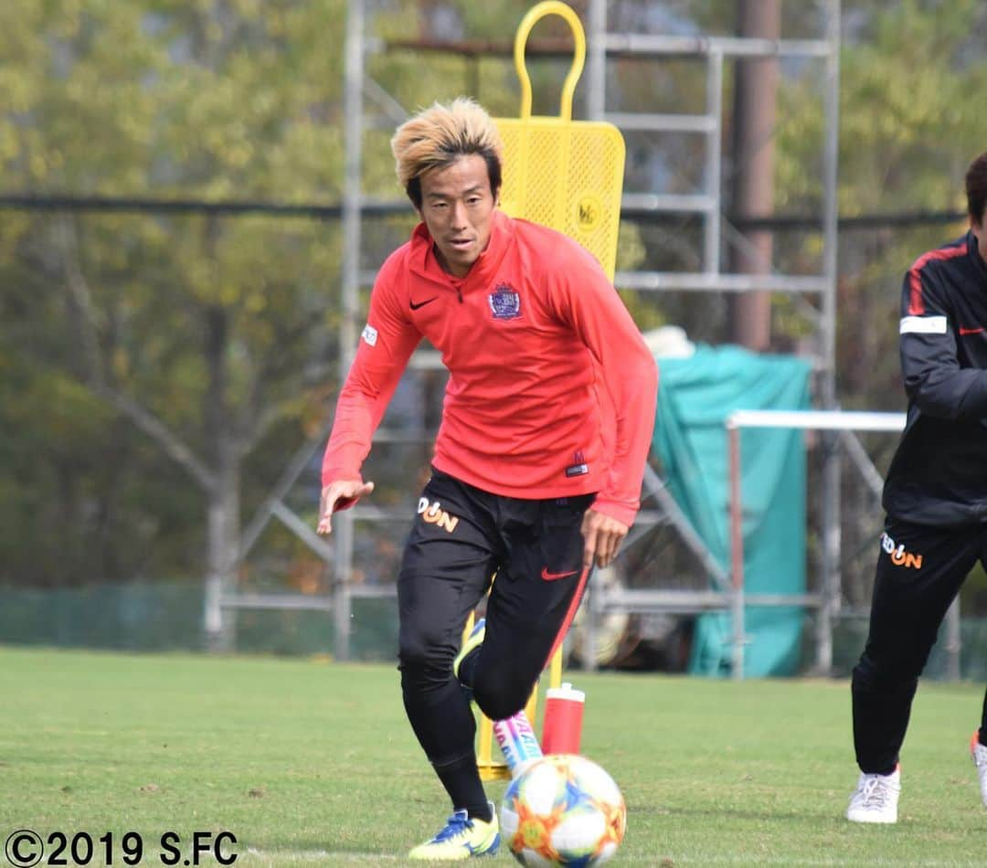 サンフレッチェ広島さんのインスタグラム写真 - (サンフレッチェ広島Instagram)「オフ明けの本日も吉田サッカー公園でトレーニング⚽ 試合がない日が続いていますが、自分たちを高めることに集合しています💪 #柏好文 選手 #川辺駿 選手 #青山敏弘 選手 #sanfrecce #ICHIGAN」11月11日 15時15分 - sanfrecce.official