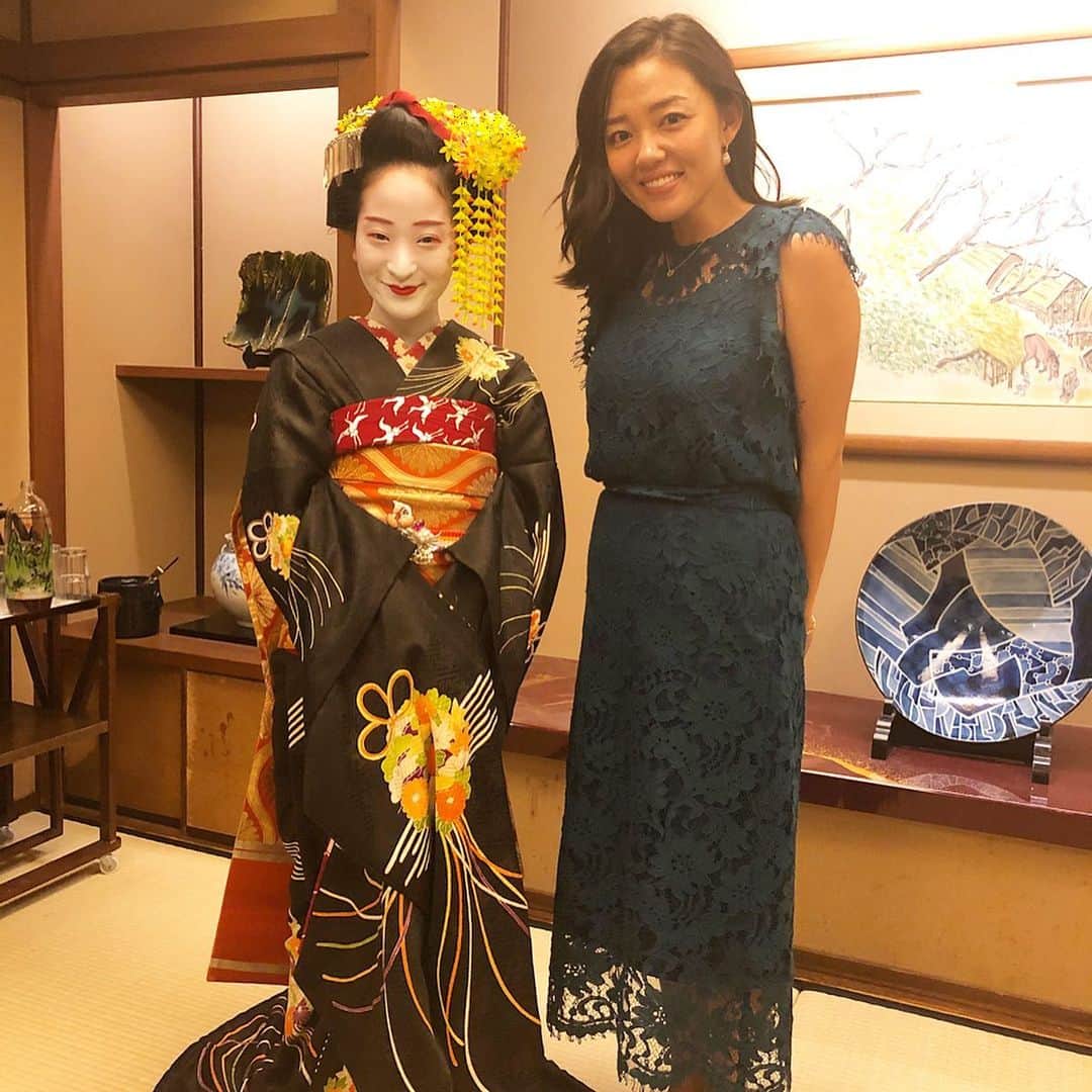 阿部優貴子さんのインスタグラム写真 - (阿部優貴子Instagram)「今回の京都では、初めて舞妓さんをお座敷にお招きし、間近で踊りを見ることができました。🇯🇵👘 鹿児島から舞妓さんに憧れて京都に来て、二ヶ月前にデビューしたばかりという16歳の舞妓さん。 一つ一つの踊りの所作、そして終わった後に質問タイムを設けてくれて、受け答えの言葉遣いまで全てが素敵でした。🥺 * 今回、留学生のみんなと一緒に旅行してみて、日本人なのに日本の伝統文化について詳しく知らない自分がとっても恥ずかしくなりました。みんなの素朴な質問に答えられない自分がいて、日本の伝統文化、歴史についてについて学ばなければ、と思わさせられました。 何から勉強しよう？？ しばらくお休みしている生け花のお稽古も再開せねば。💐 *  #舞妓　#maiko #kyoto #京都」11月11日 15時23分 - abe_yuki94