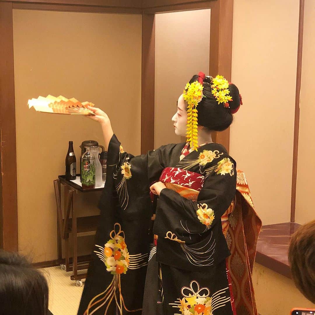 阿部優貴子さんのインスタグラム写真 - (阿部優貴子Instagram)「今回の京都では、初めて舞妓さんをお座敷にお招きし、間近で踊りを見ることができました。🇯🇵👘 鹿児島から舞妓さんに憧れて京都に来て、二ヶ月前にデビューしたばかりという16歳の舞妓さん。 一つ一つの踊りの所作、そして終わった後に質問タイムを設けてくれて、受け答えの言葉遣いまで全てが素敵でした。🥺 * 今回、留学生のみんなと一緒に旅行してみて、日本人なのに日本の伝統文化について詳しく知らない自分がとっても恥ずかしくなりました。みんなの素朴な質問に答えられない自分がいて、日本の伝統文化、歴史についてについて学ばなければ、と思わさせられました。 何から勉強しよう？？ しばらくお休みしている生け花のお稽古も再開せねば。💐 *  #舞妓　#maiko #kyoto #京都」11月11日 15時23分 - abe_yuki94