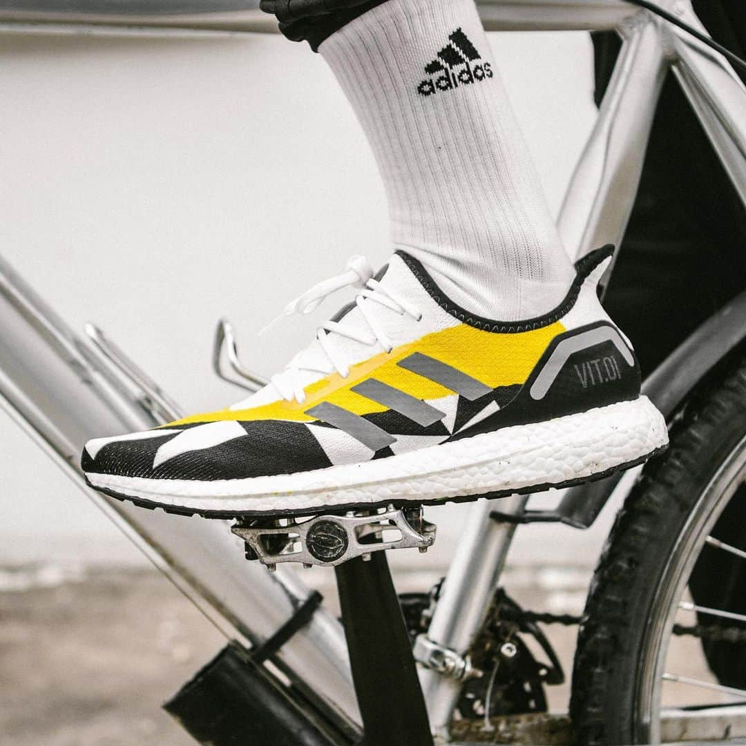 HYPEBEASTさんのインスタグラム写真 - (HYPEBEASTInstagram)「@hypebeastkicks: @adidas has introduced a limited edition AM4 SpeedFactory sneaker exclusive to French eSports gamers @teamvitality. Dubbed "VIT.01,” the shoe sports a woven monochrome upper emblazoned with black and white geometric shapes that symbolize the wings of the team’s mascot, the bee. Cop a pair now from Team Vitality’s web store for approximately $175 USD. ⁠⠀ Photo: adidas」11月11日 15時24分 - hypebeast