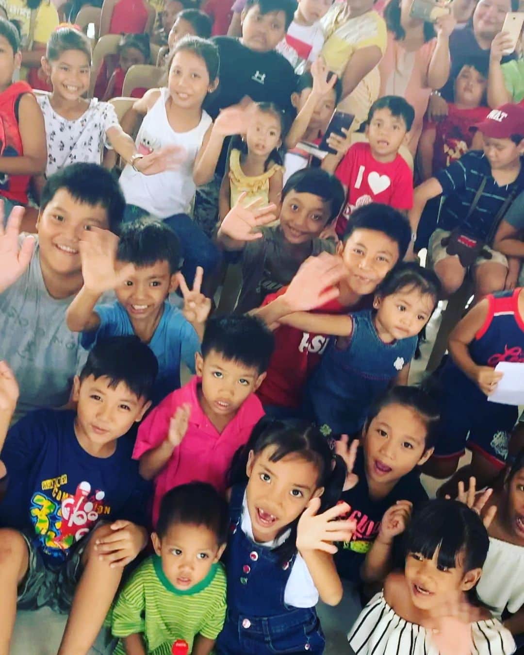 西内ひろさんのインスタグラム写真 - (西内ひろInstagram)「There's nothing more satisfying than seeing a happy and smiling child. ❤️❤️❤️ いい笑顔😊💕 #happy #chilled #xmas #philippines  #フィリピン」11月11日 15時26分 - 0214hiro