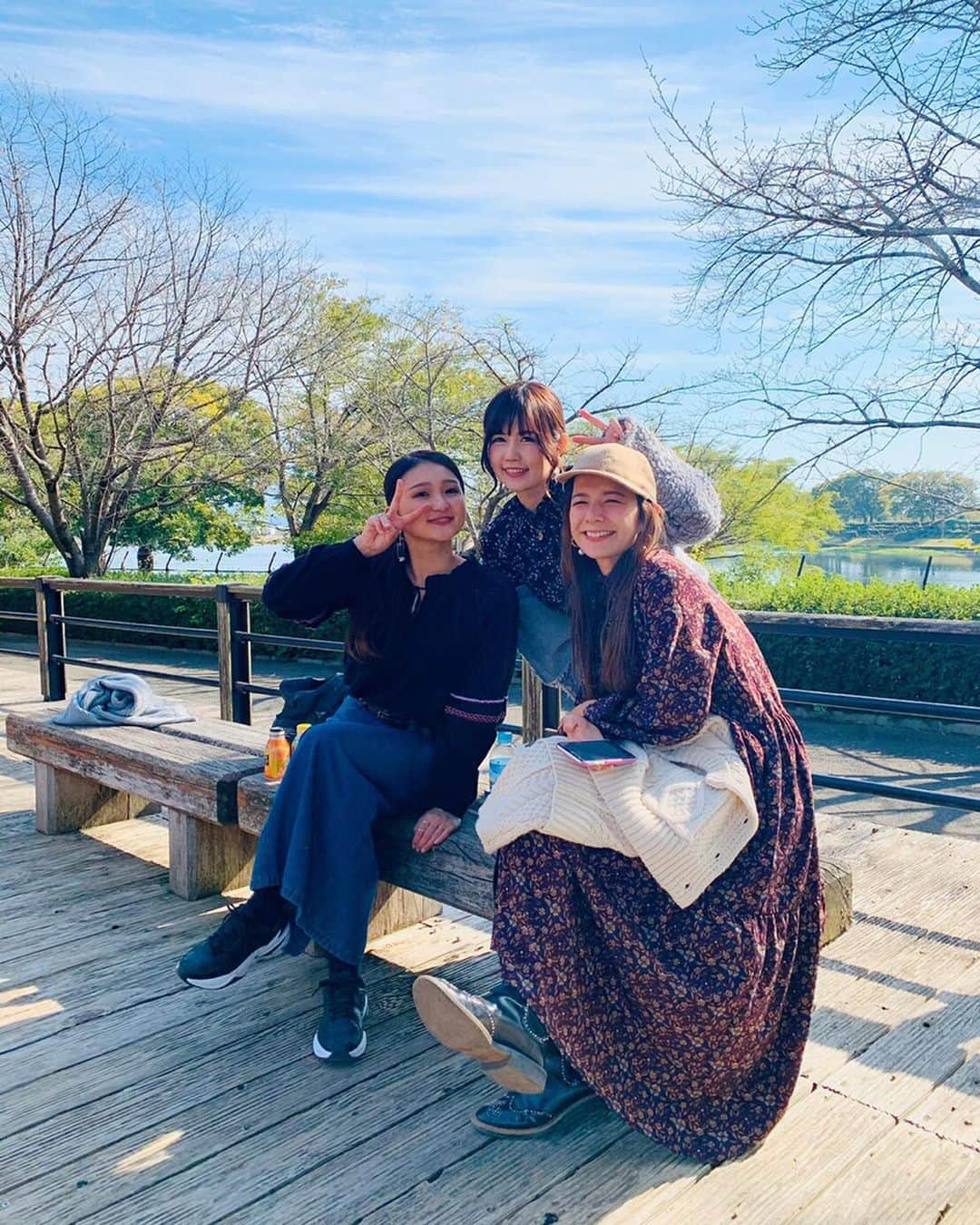 スザンヌさんのインスタグラム写真 - (スザンヌInstagram)「昨日は動物園前🐘🦁🦓に﻿ #tanpopo でランチ🍽﻿ ﻿ お天気最高でテラスが気持ちよかったぁ🍕🍝🍖💕﻿ わたしは一杯だけ🍷←お昼のこの贅沢さったら。﻿ ﻿ 子どもたちはご飯までUNOしたりトランプしたり🃏→まだまだブームが終わらない。笑笑﻿ ﻿ 昨日はワンピもニットもピアスも﻿ お気に入りのコラボアイテム着てたんだ💕﻿ #wear更新します ﻿ ﻿ 今週も楽しいことたくさん見つけられますように🙏」11月11日 15時26分 - suzanneeee1028