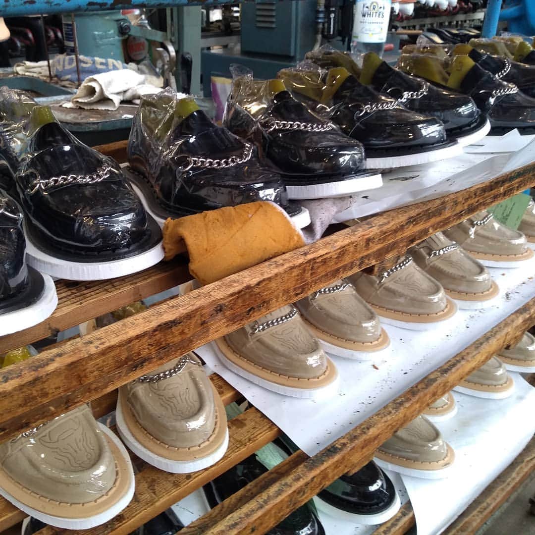 のインスタグラム：「Buxton in black leather and beige suede moving nearer」