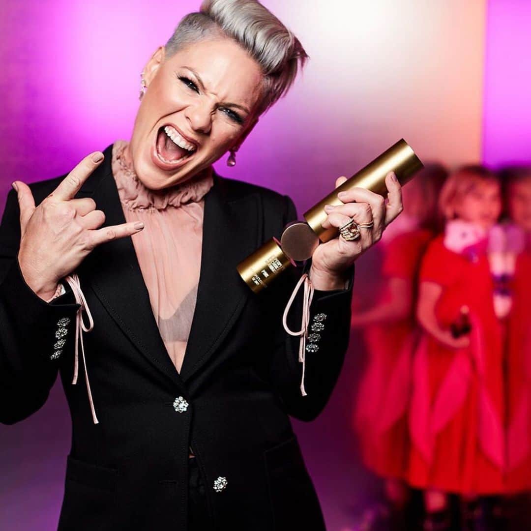 P!nk（ピンク）さんのインスタグラム写真 - (P!nk（ピンク）Instagram)「Grateful to be useful #peopleschamp #peopleschoiceawards #makeadifference #getinvolved #family #changetheworld #thetimeisnow #thanks」11月11日 15時44分 - pink