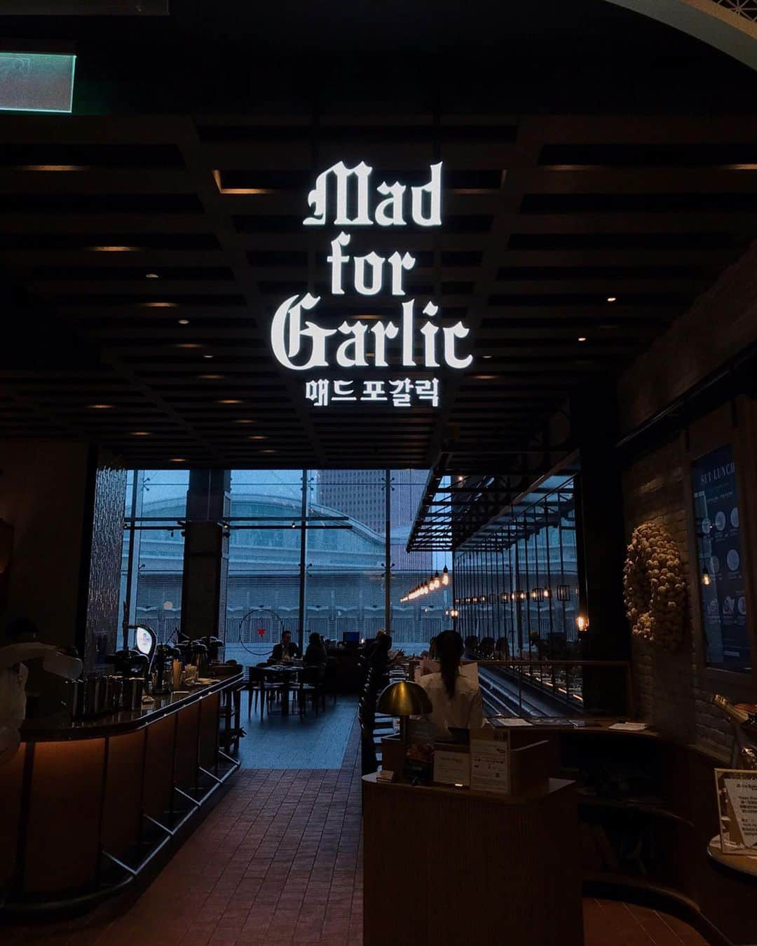 葉晟睿さんのインスタグラム写真 - (葉晟睿Instagram)「Mad for Garlic- 來自韓國以大蒜為主題的特色義式餐廳， 引進韓國嚴選慶尚南道昌寧郡農場大蒜。 大蒜經烘烤、醃炒、糖漬、油炸⋯方式， 透過嶄新的烹調手法將蒜頭融入菜色中。 ⠀ Garlic Bread Tower $200 Mad Max Chili $320 La Mafia Pan Pizza $480 Triple Garlic Seafood Pasta $620 Garlic Foryou Steak $880 ⠀ drink. (冬季限定） 調酒 santa passion $280 調酒 twinkle twinkle $280 ⠀ 「蒜泥麵包塔」是貨真價實的大蒜麵包上面擺滿蒜泥。「烤美國菲力牛排」上面擺放一整顆原粒醋漬蒜頭，牛排真的很嫩很好吃。最驚豔的是「香辣三重奏蒜味海鮮義大利麵」，淡菜、鮮蝦、小章魚，並用三種蒜味，辣度香味都很夠，我朋友不敢吃辣都忍不住一口接一口。這裡使用的蒜頭經處理不會有辛辣刺激，吃完口中也不會殘留蒜味，只保留大蒜原有的香甜氣味。位於微風南山7樓中古時期的裝潢，還能直接看到台北101及信義區的view。 ⠀ #kalvineats #kalvineats台北 #kalvineats101站 #madforgarlic #koreanfoodie #微風南山美食 #madforgarlictaiwan #madforgarlic微風南山 #매드포갈릭 ⠀ ￨MAD for Garlic￨﻿ 📍／台北市信義區松智路17號7樓 🚇／捷運 台北101/世貿站 4號出口 🕰／11:00 ㏂—11:00 ㏘ ⠀ #taipeieats #taipeifoodie #taipeibrunch #台北早午餐 #台北下午茶 #台北飲料 #台北グルメ #타이페이여행 #타이페이맛집 #타이페이101 #台北早午餐 #信義區美食 #信義 #新加坡美食 #韓國美食 #信義商圈 #信義區下午茶 #信義區餐廳 #微風南山 #信義美食 #台北牛排」11月11日 15時40分 - kalvin.yeh