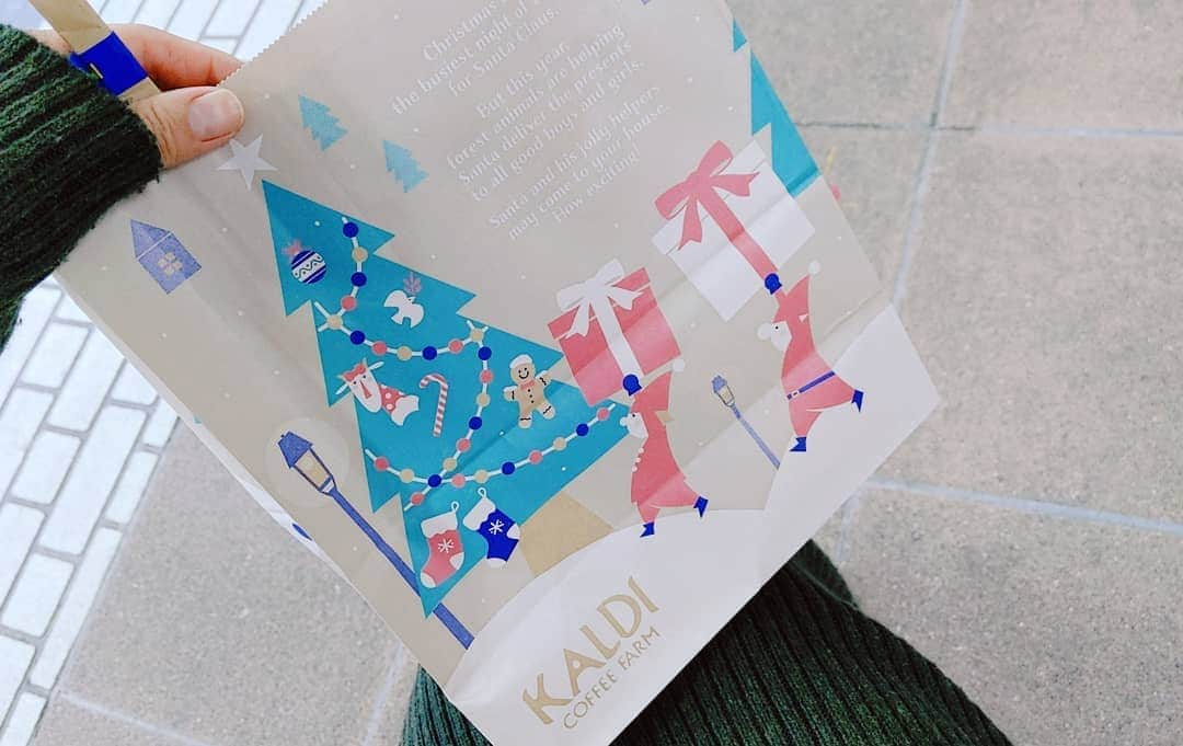 吉村美樹さんのインスタグラム写真 - (吉村美樹Instagram)「お買い物も久しぶりにひとりで。買うのは結局娘のものですが（笑）KALDIの紙袋が可愛すぎて、それだけでウキウキ🎄♥ #kaldi #ショッパー #紙袋 #可愛い #娘にお土産 #🎄 #🐈 #🐾」11月11日 15時42分 - yoshimuramiki0911