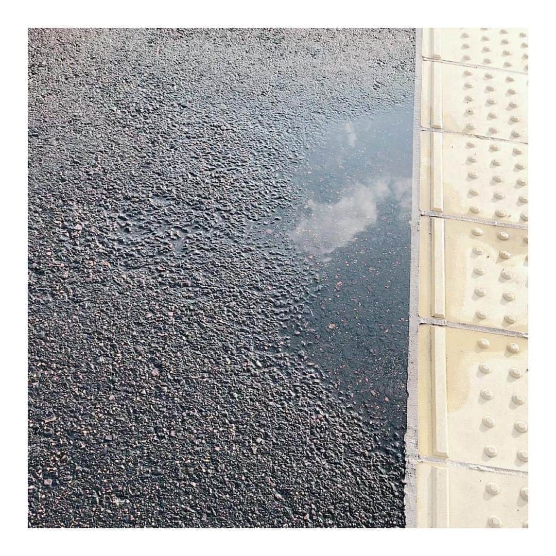 竹内彩姫さんのインスタグラム写真 - (竹内彩姫Instagram)「． ． 雨上がり． 水溜まりに反射する空が好き☺︎」11月11日 15時46分 - takeuchisaki_1124