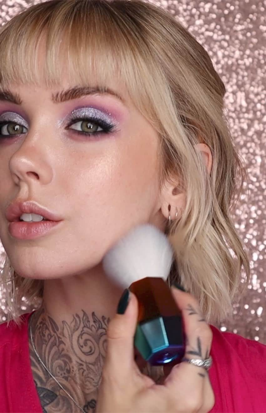 サラ・Xのインスタグラム：「I’ve been using @realtechniques products for years and partnering with them to share their limited-edition @ultabeauty exclusive Brush Crush Life Force holiday collection is AN ACTUAL DREAM [ad] I can’t say enough about the quality, they blend beautifully, plus they’re vegan, cruelty-free, and look GORGEOUS. If you’re looking for a great gift for a makeup lover in your life, or if you just want to TREAT YO SELF, head to your local Ulta (or check my stories for a link to shop online) and grab a set before they’re gone.  I started this video with brows, primer, and undereye concealer on already! Products shown, in order:  #RealTechniques Dimensional Glow Brush Set 001 Foundation brush + Charlotte Tilbury Light Wonder foundation in 02 Duo Chromatic Eye Trio Brush Set Huda Beauty Mercury Retrograde palette 010 Blend brush + Libra shadow 009 Pointed Crease brush + MAC Cosmetics Pro Longwear Paint Pot in Painterly 005 Shadow brush + Ultraviolet shadow, Nebula shadow Holographic Brush Crush Set 010 Blend brush + Libra shadow on lower lid 008 Smudge Liner brush + Melt Cosmetics Inmortal gel liner Makeup For Ever Kohl pencil in 1K Black (Not shown - Demi Wispies lashes & Urban Decay Heavy Metal glitter liner in Studio in crease) Milk Makeup bronzer in Baked blended with Real Techniques Faceted Sponge 013 Blush brush + Gigi Gorgeous Blush duo in Authentic + Pride 011 Fan brush + Ofra Cosmetics Rodeo Drive highlighter 007 Kabuki brush + Laura Mercier Translucent Loose Setting Powder Glow Em Cosmetics Morning Dew Crystal Gloss in Quartz  #hudabeauty #hudabeautymercuryretrograde #makeuptutorial #makeupvideos #holidayglam」