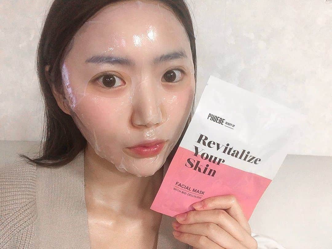 のインスタグラム：「. ヒト幹細胞のパック リバイタライズユアスキン .  ヒト幹細胞は肌を修復してくれるんだって💓  バイオセルロースだから ベタベタ感もなし✨ 普通のひたひたのパックって 髪の毛のあたりがベタベタになるからちょっと嫌だったりする💦 . 一週間に一回のパックだから 毎日しなくてもいいのが楽 . .  #phoebebeautyup #フェイスマスク #パック #フィービー #phoebe @phoebe_beautyup」