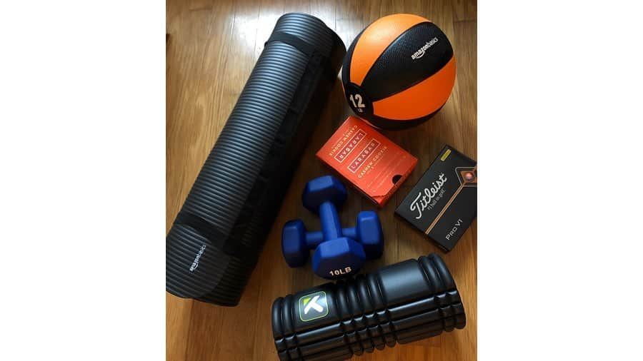 Kirsty Godsoさんのインスタグラム写真 - (Kirsty GodsoInstagram)「There’s something for everyone in the @amazon Active Lifestyle Gift Guide so you can deliver smiles and burpees to your loved ones this holiday season. I'm making the most of every minute of holiday this festive season with this quick EMOM (every minute on the minute) workout. From the mat to the beach, snow or mountain, make this your fittest festive season yet!  Minute 1: 20 Pyro Tings (L+R=1) Minute 2: 20 Surfer Burpees Minute 3: 10 Cobra Pushups (knees or toes) Minute 4: 10 Hotsauce Burpees Rest 2 minutes and repeat 2-3x total.  Check out Amazon's options via link in bio #deliveringsmiles #founditonamazon #ad」11月12日 2時47分 - kirstygodso