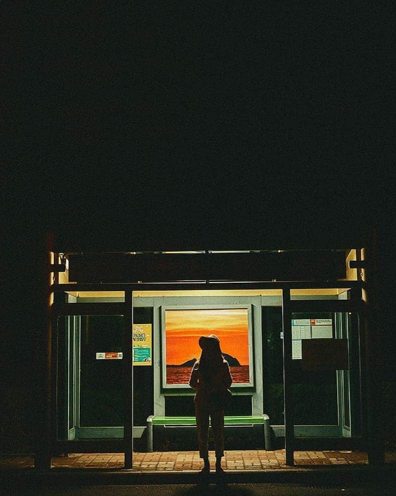 のインスタグラム：「해가 지지 않는 정류장🚌 . . . . Photo @circusbear_z . . #제주의밤 #제주버스 #야간스냅 #촬영 #제주 #D5 #감성샷 #감성사진」