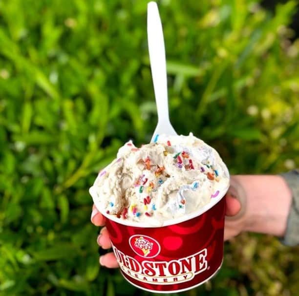 コールド・ストーン・クリーマリーのインスタグラム：「World Kindness Day is right around the corner and we are sprinkling our fans and followers with something really sweet! Visit our Instagram and Facebook page on November 13th to find out more 🍦😋🌎 #SprinkleKindness」