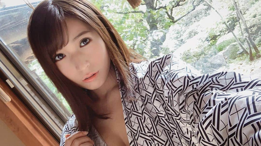 星野ナミのインスタグラム：「旅館のようなスタジオにて撮影でした❤︎ 寒くなってきたから温泉いきたい♨️ あったかくして風邪など気をつけてください❤︎」