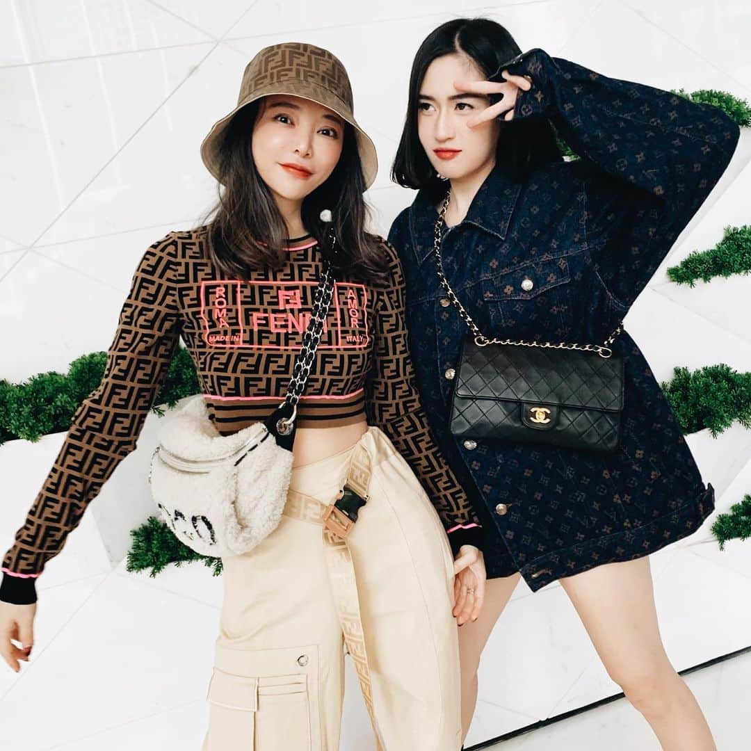 クリスティン・ウェイのインスタグラム：「Couple look ❤️ #outfit #friends #fahsionlove#logos  #logodesigns  #welovefashion」