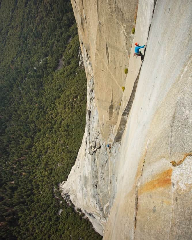 ヨルグ・バーホーベンさんのインスタグラム写真 - (ヨルグ・バーホーベンInstagram)「Seems like 'The Nose' just got another free ascent 😮😱😎!! Great to see some freeclimbing action amidst the techno parties... 👊 @sebertheclimber Now it's up to @babsizangerl and @jacopolarcher to hopefully get more luck with the weather than in previous years! • Photo by @jonglassberg, feels like a decade ago!」11月12日 1時41分 - jorgverhoeven