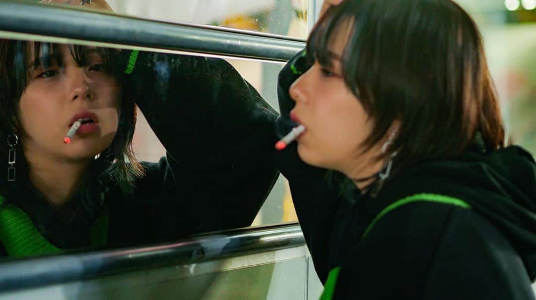 ぬーんさんのインスタグラム写真 - (ぬーんInstagram)「photo📸 . . . . . . . . 一回やってみたかった タバコ撮影… 地味に大変やたww なんか違和感ある…😂 🚨タバコ吸ってないから！🚨 . .  #photography #tokyo #shibuya #japan #japanese #japanesegirl #girl #followme #youtuber #nuuuuun #portraitphotography #portrait #smooking #black」11月12日 2時10分 - yukino_snow1211
