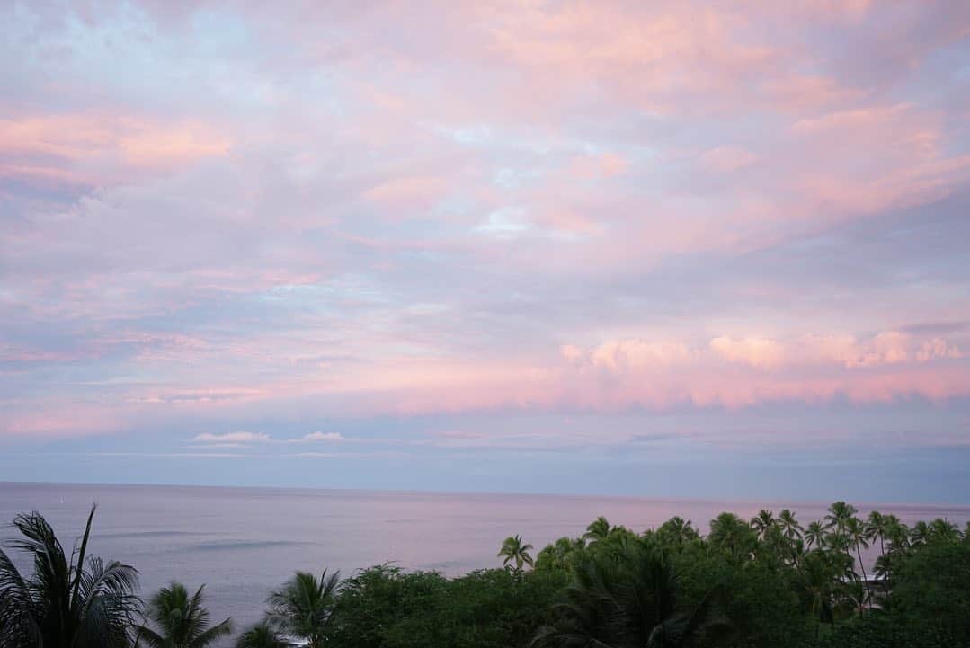 のインスタグラム：「-﻿ sunsise☀️﻿ ﻿ 一瞬、空がピンクに✨﻿ ﻿ #Hawaii#sunrise#ピンク#pink#izumi_trip」
