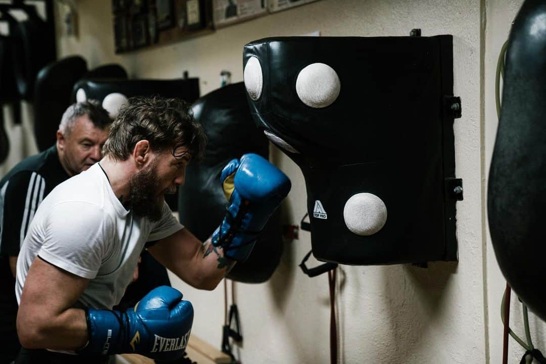 コナー・マクレガーさんのインスタグラム写真 - (コナー・マクレガーInstagram)「Eyes on the target with the legendary @philipsutcliffesnr 🍀 @crumlinboxingclubofficial 🥊」11月12日 2時33分 - thenotoriousmma