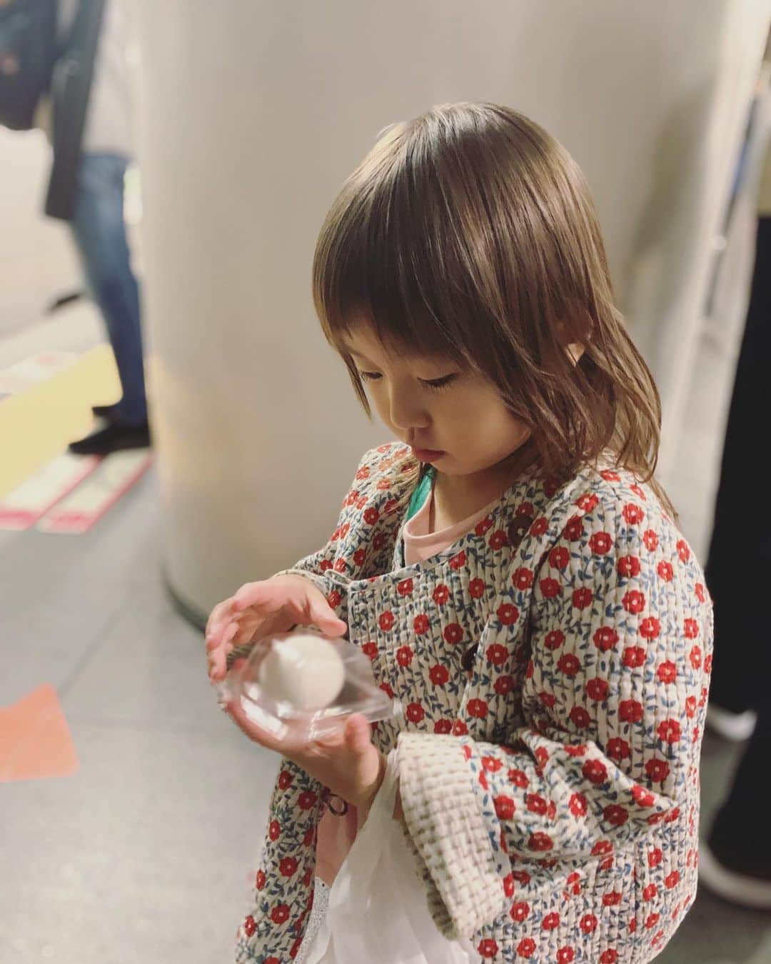 坂本美雨さんのインスタグラム写真 - (坂本美雨Instagram)「ゆで卵大切に持つ幼児 かわいい… #今日のなまこちゃん #なまこムービー」11月11日 17時46分 - miu_sakamoto