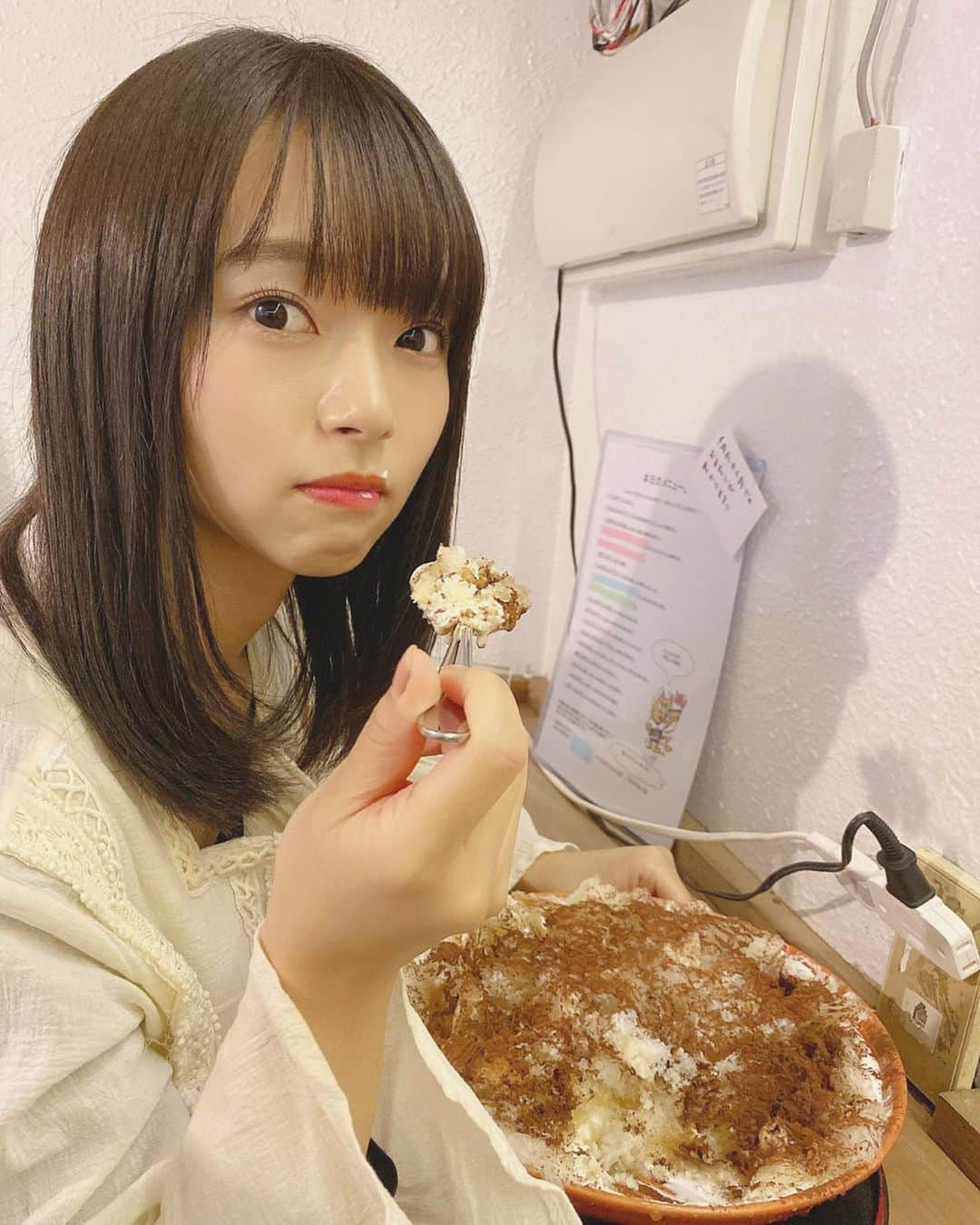 高畑結希さんのインスタグラム写真 - (高畑結希Instagram)「. 寒い中食べるかき氷って最高😁❄️ 震えながら食べたよー！ . #かき氷 #かきごおりすと #美味しい #寒い #震える #チラ見せ #ヒートテック #必需品 #ヒートテック無しでは #生きていけない #口に #クリーム #ついちゃった #はーと #大須 #名古屋 #あんどりゅ」11月11日 17時43分 - yuhki_takahata