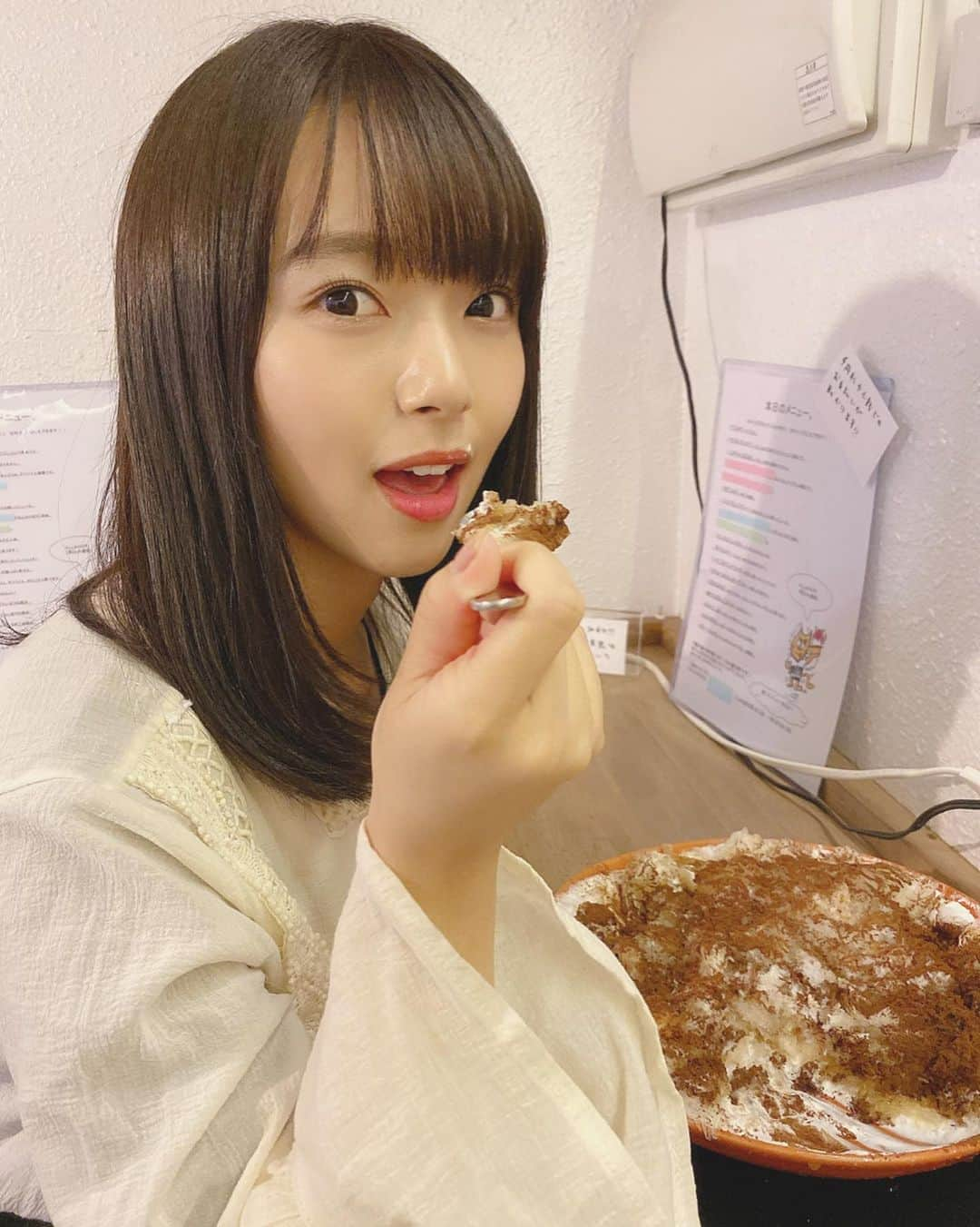 高畑結希さんのインスタグラム写真 - (高畑結希Instagram)「. 寒い中食べるかき氷って最高😁❄️ 震えながら食べたよー！ . #かき氷 #かきごおりすと #美味しい #寒い #震える #チラ見せ #ヒートテック #必需品 #ヒートテック無しでは #生きていけない #口に #クリーム #ついちゃった #はーと #大須 #名古屋 #あんどりゅ」11月11日 17時43分 - yuhki_takahata