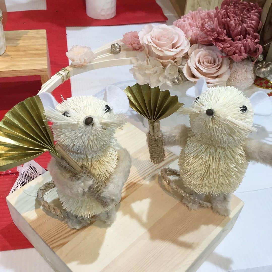 横浜ディスプレイミュージアムのインスタグラム：「あっぱれ！姿が愛らしいネズミのモチーフが入荷しました^_^ お正月ムードを盛り上げてくれること間違いなし♪ 2階お正月売場にて販売中🎍  横浜ディスプレイミュージアム #株式会社ポピー #横浜 #ディスプレイ#アーティフィシャルフラワー #フラワーアレンジメント #フラワーデザイン #インテリア雑貨 #インテリア#インテリアコーディネート#スタイリスト#装飾#デコレーション#しめ縄#正月#花のある暮らし #花好きな人と繋がりたい #display #yokohama #flowerarrangement #interiordesign #artficialflower #flowerstagram#正月」