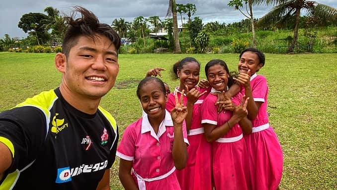 藤田慶和さんのインスタグラム写真 - (藤田慶和Instagram)「フィジーの小学校を訪問🇫🇯 みんなパワフルで子ども達の元気は無限大🙆‍♂️楽しい時間でした😊#sevens #japan #セブンズ #日本代表 #学校訪問 #普及 #交流 #子ども #フィジー #fiji #paak」11月11日 17時52分 - yoshikazu15