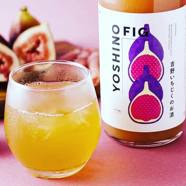 KURAND@日本酒飲み放題さんのインスタグラム写真 - (KURAND@日本酒飲み放題Instagram)「﻿11月6日から新発売の果実酒の紹介です。 「吉野いちじくのお酒」は、とにかく手を掛け甘みを大切に育てた完熟いちじくを、収穫後すぐにお酒にすることで、いちじく本来のゴージャスな甘味を再現しています。  桜の名所・奈良県吉野町で、農家の南阪本圭司さんと湧谷由雄さんが栽培するいちじくは、上品で濃厚な甘みが特徴です。しかし、収穫後一日しか良い状態を保てないいちじくの特性から、お客様に迷惑が掛かることを理由に地元以外への出荷は行っていません。  いちじくをお酒に姿を変え、飲んでいただくことで、いちじくの美味しさをたくさんのかたに知って欲しいと願っています。「吉野いちじくのお酒」には、つくり手のお二人のこだわりと想いが込められています。  完熟いちじくの果肉がゴロゴロはいった上品で濃厚な甘みが特徴です。いちじく好きにはたまらない、ゴージャスな大人の味わいをお愉しみください。 ------------------------﻿ ﻿ KURANDでは「お酒のある暮らし」をテーマに写真をシェアしてます。﻿ ﻿ お酒の詳細やお買い物は @kurand_info プロフィールのリンクから公式HPからどうぞ。﻿ ﻿ #KURAND #クランド #kurandsakemarket #クランドサケマーケット #日本酒 #sake #果実酒 #焼酎 #梅酒 #奈良 #北岡本店 #吉野 #いちじく #イチジク #無花果 #こだわり農家 #農家」11月11日 17時53分 - kurand_info