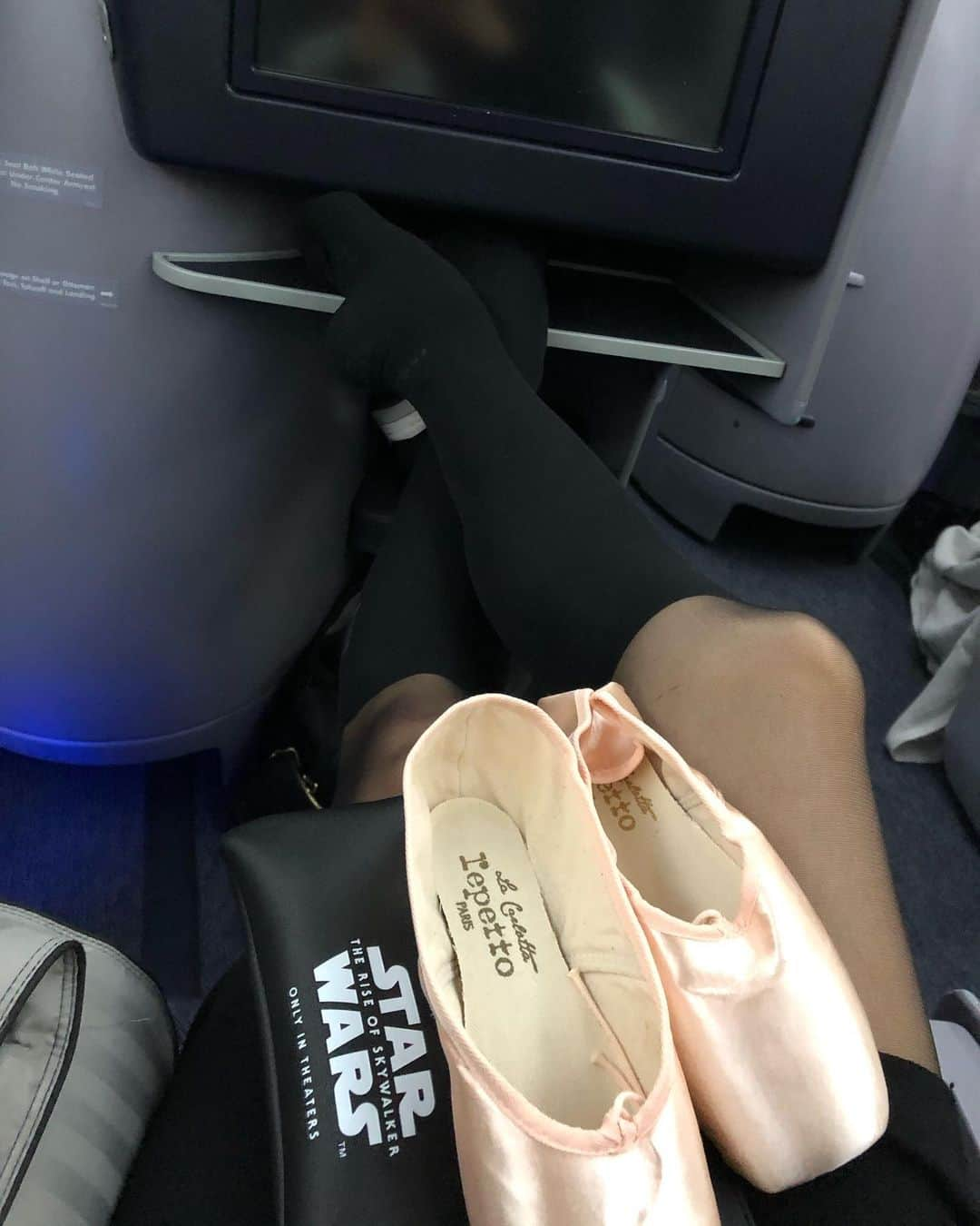 倉永美沙さんのインスタグラム写真 - (倉永美沙Instagram)「Star Wars + pointe shoes = ✈️ One more flight. スターウォーズとトウシューズ　#ballet #ballerina #ballerinalife #happy #miracle #happiness #dance #art #幸せ #バレエ #バレリーナ #rehearsal #travellife #work #wroldtraveler #travellife #fly #starwars」11月11日 17時54分 - misakuranaga