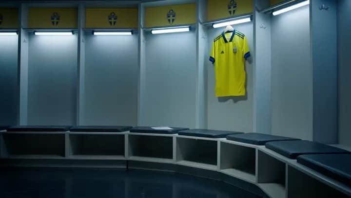 ロビン・クアイソンのインスタグラム：「För att få bära Sveriges nya landslagströja måste man gå med på de villkor som den kommer med. Jag har gjort det, gör du? 🇸🇪⚽ #earnthejersey @adidasfootball」